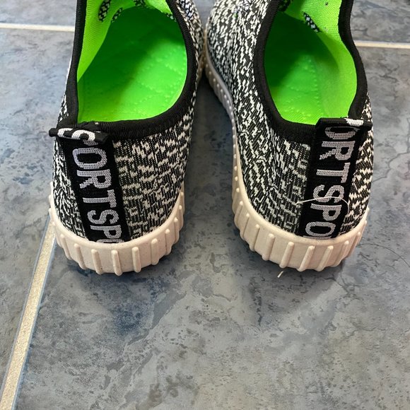 Sneakers - Picture 5 of 9